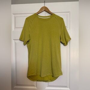 Men’s Lululemon Striped Yellow Short Sleeve Tee - Medium